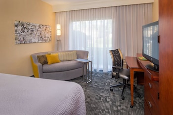 Deluxe Room, 1 King Bed with Sofa bed (Balcony or Patio)