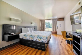 Standard Room, 1 King Bed, Accessible, Non Smoking