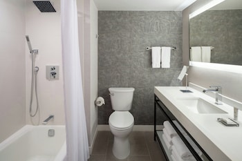 Room, 1 King Bed, River View