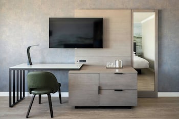 Room, 1 King Bed, River View