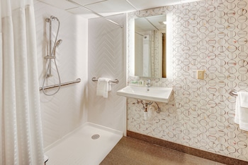 Standard Room, 1 Double Bed, Roll-in Shower (Mobility)