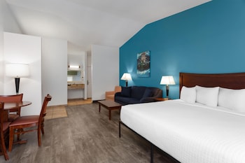 Studio Suite, 1 King Bed with Sofa bed, Non Smoking