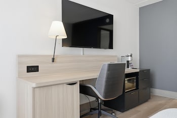 Standard Room, 2 Queen Beds, Refrigerator & Microwave, Ground Floor (Pet Friendly)