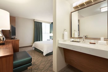 Suite, 1 Queen Bed, Accessible (Mobility & Hearing - Roll-in Shower)