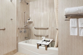 Suite, 1 Queen Bed, Accessible, Bathtub (Mobility/Hearing)