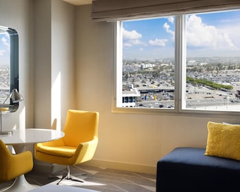 1 King Bed, City View (High Floor)