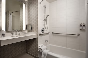 1 King Bed, Accessible, Bathtub