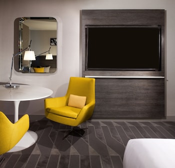 1 King Bed, Accessible, Bathtub