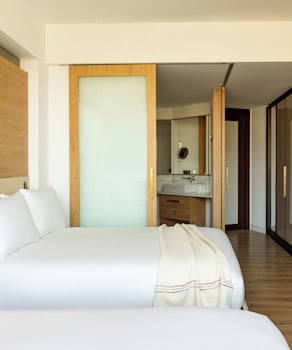 Red Level Three Bedroom Suite (4+4)