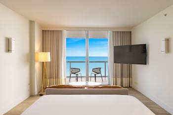 Oceanfront Junior Suite King with Balcony