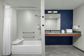 Room, 2 Queen Beds, Accessible Bathtub