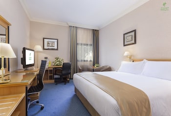 Standard Room, 1 King Bed, Pool View