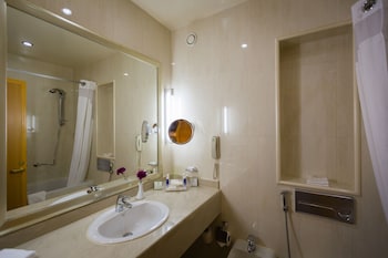 Standard Room, 2 Twin Beds, Smoking, Pool View
