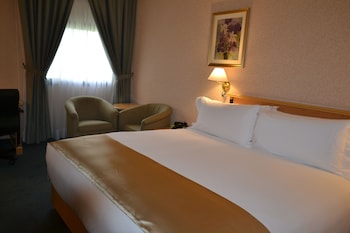 Standard Room, 1 King Bed, Pool View