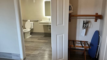 Room, 1 King Bed, Accessible, Non Smoking (Mobility Accessible)