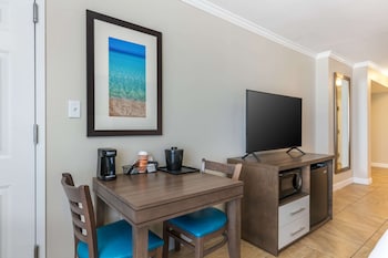 Room, 1 King Bed, Balcony, Oceanfront (Accessible)