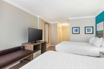 Suite, 2 Queen Beds, Balcony, Oceanfront (Upper Floor)
