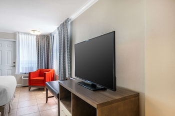 Suite, 2 Queen Beds, Balcony, Oceanfront (Upper Floor)