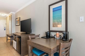 Suite, 2 Queen Beds, Balcony, Oceanfront (Upper Floor)