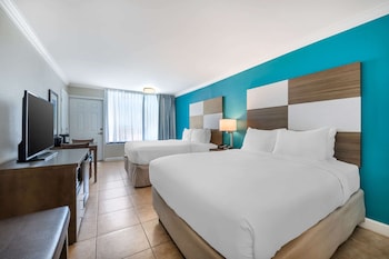 Suite, 2 Queen Beds, Balcony, Oceanfront (Upper Floor)