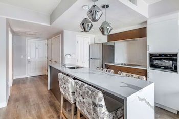 Suite, 1 King Bed with Sofa bed, Hearing Accessible, Kitchen