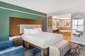 Suite, 1 King Bed with Sofa bed, Hearing Accessible, Kitchen
