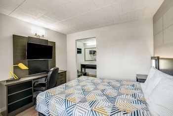 Standard Room, 1 Queen Bed, Non Smoking, Refrigerator & Microwave