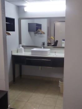 Standard Room, 1 Queen Bed, Non Smoking, Refrigerator & Microwave