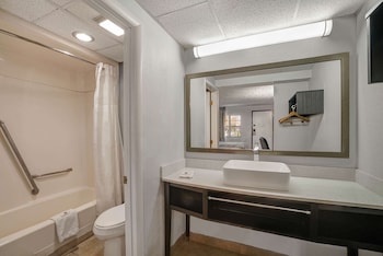 Standard Room, 1 Queen Bed, Non Smoking, Refrigerator & Microwave