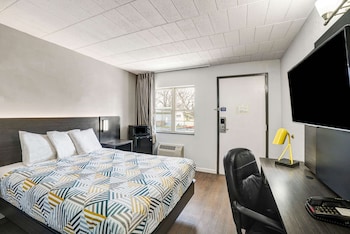 Standard Room, 1 Queen Bed, Non Smoking, Refrigerator & Microwave