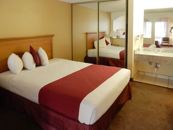Standard Room, 1 Queen Bed, Non Smoking, Pool View
