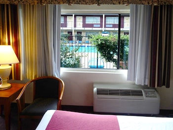 Standard Room, 1 Queen Bed, Non Smoking, Pool View