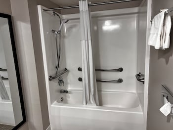 Accessible King Room with Tub