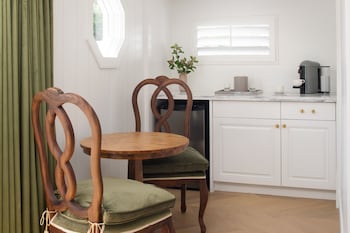 Premier Cottage, 1 King Bed, Corner (Veranda)