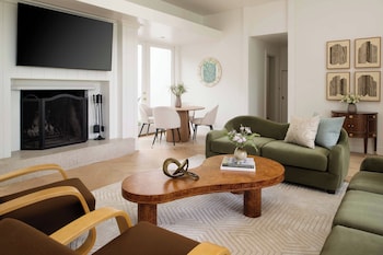Superior House (Hibiscus Residence)