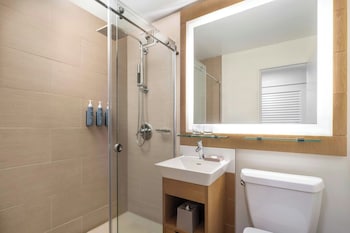 Room, 2 Queen Beds, Oceanfront (Surfrider, Newly Renovated)