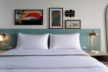 Room, 2 Queen Beds, Oceanfront (Surfrider, Newly Renovated)