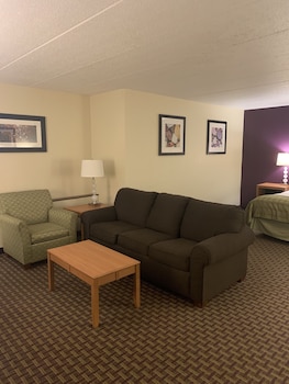 Suite, 1 King Bed, Non Smoking, Poolside (3rd Floor)
