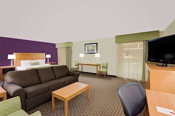 Suite, 1 King Bed, Non Smoking, Poolside (3rd Floor)