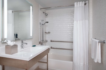 Room, 1 Queen Bed, Accessible, Bathtub