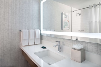 Room, 1 Queen Bed, Accessible, Bathtub