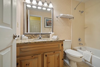 Standard Room, 2 Queen Beds, Courtyard View