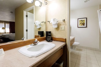 Deluxe Room, 2 Queen Beds, Smoking