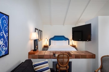 Luxury Suite, 1 King Bed, Mobility Accessible (Luxury)