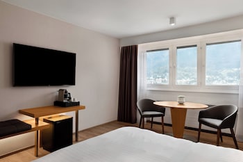 Deluxe Room, 1 King Bed, Mountain View