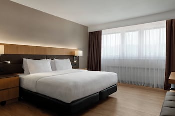 Deluxe Room, 1 King Bed, Mountain View