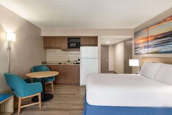 Standard Room, 1 Queen Bed, Kitchen