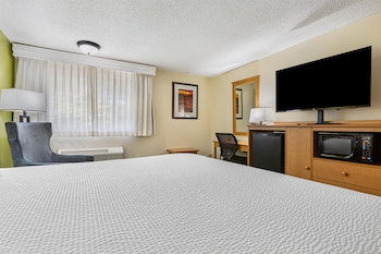 Standard Room, 1 King Bed, Non Smoking, Refrigerator & Microwave