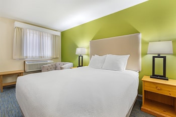 Suite, 1 Queen Bed with Sofa bed, Non Smoking, Refrigerator & Microwave (with Sofabed)