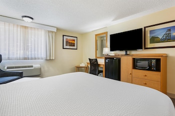 Standard Room, 1 Queen Bed, Accessible, Bathtub